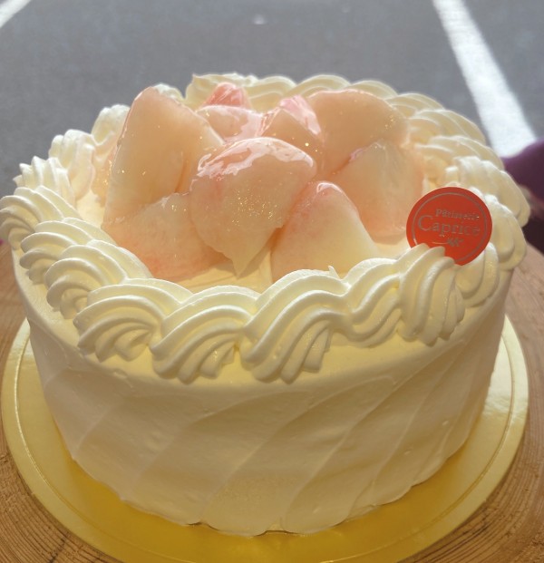 桃の生クリームデコレーションケーキサムネイル
